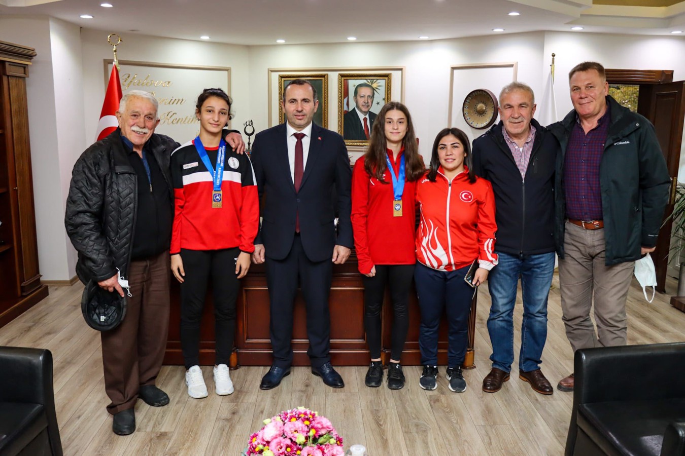 DERECEYE GİREN GÜREŞÇİLER BAŞKAN VEKİLİ TUTUK’U ZİYARET ETTİ