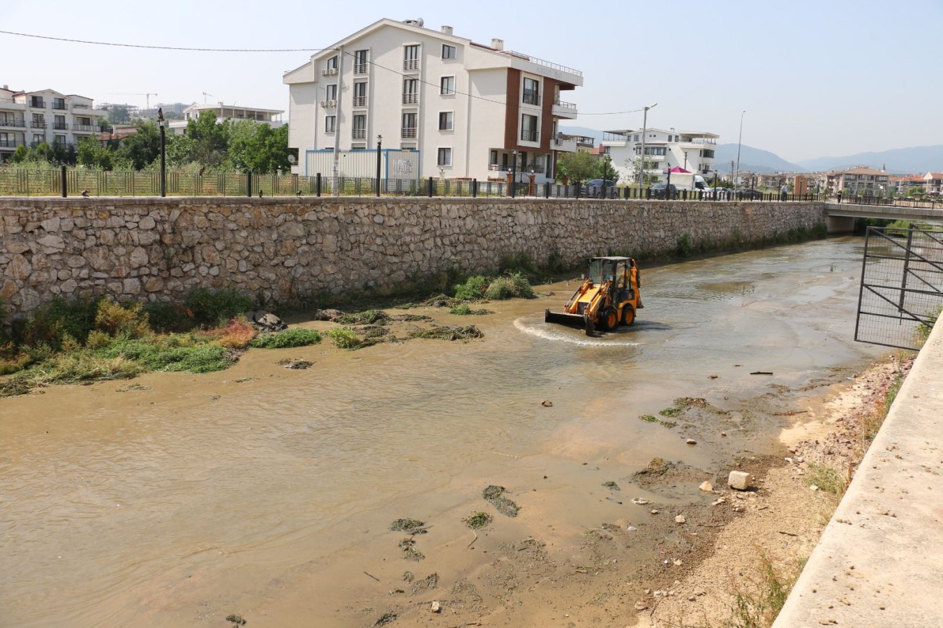 DERELERE TEMİZLİK DEVAM EDİYOR