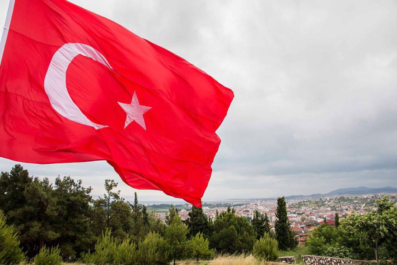 DEV TÜRK BAYRAĞI YENİSİYLE DEĞİŞTİRİLDİ