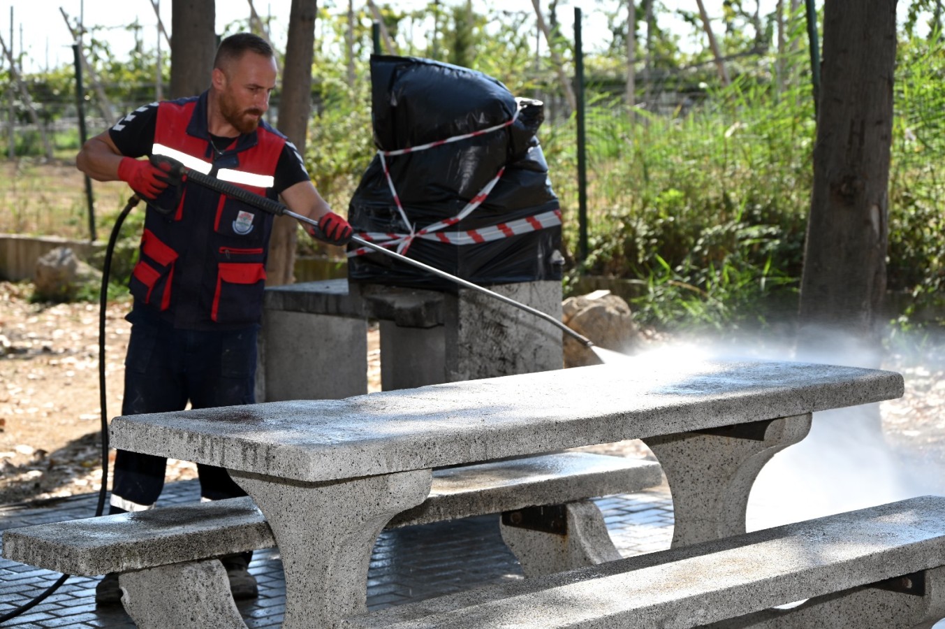 DOĞU SAHİL BANDINDA BASINÇLI SU İLE TEMİZLİK