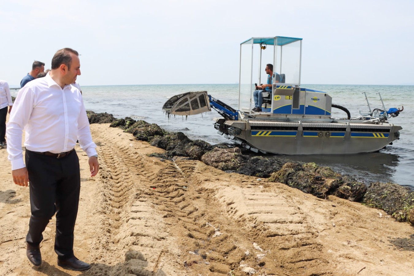 DOĞU SAHİL BANDINDA TEMİZLİK ÇALIŞMASI YAPILIYOR