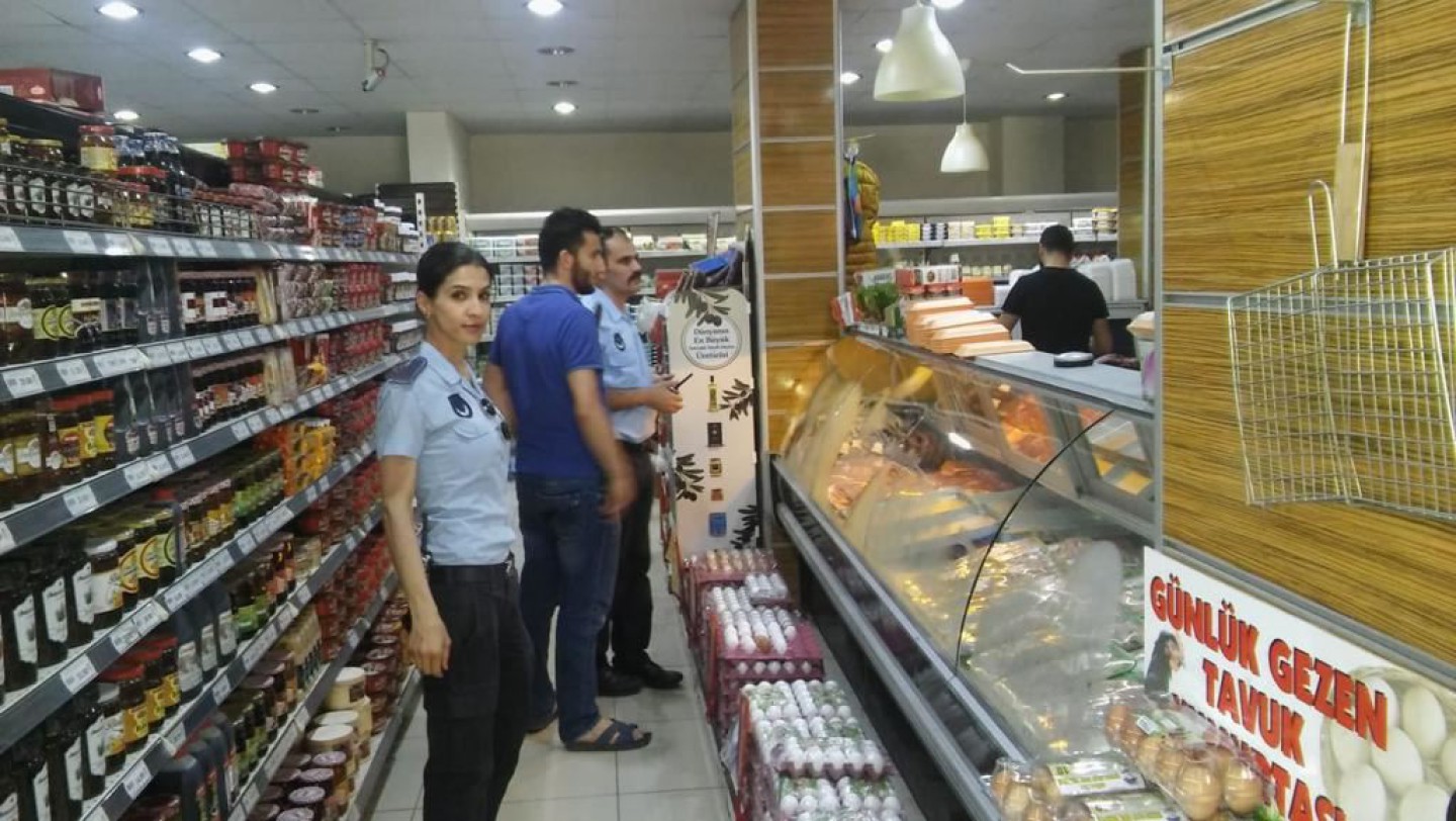 DÖVİZDEKİ DALGALANMAYI FIRSATA ÇEVİRENLERE ZABITADAN DENETİM