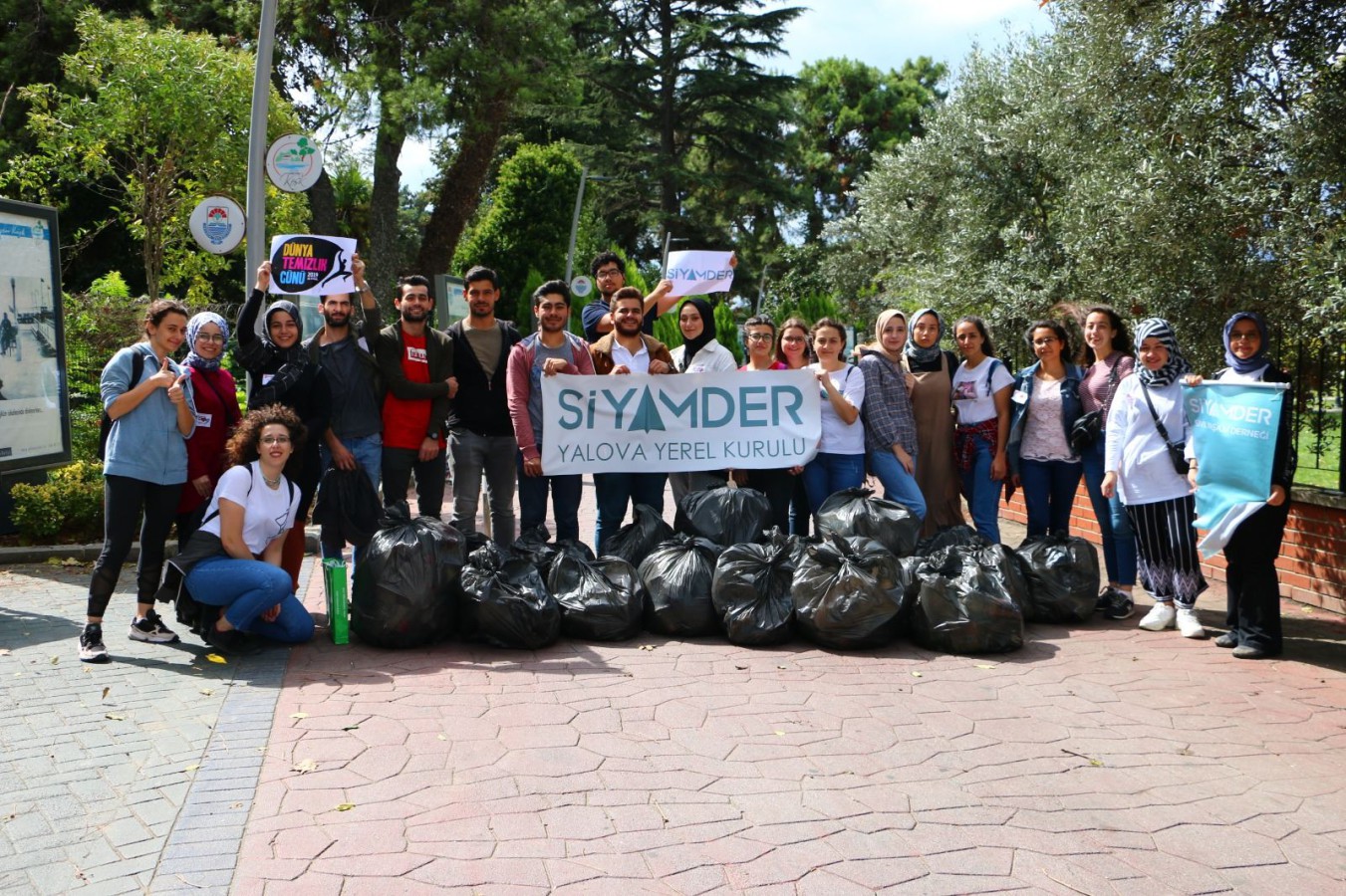 DÜNYA TEMİZLİK GÜNÜ’NDE GENÇLER KOLLARI SIVADI