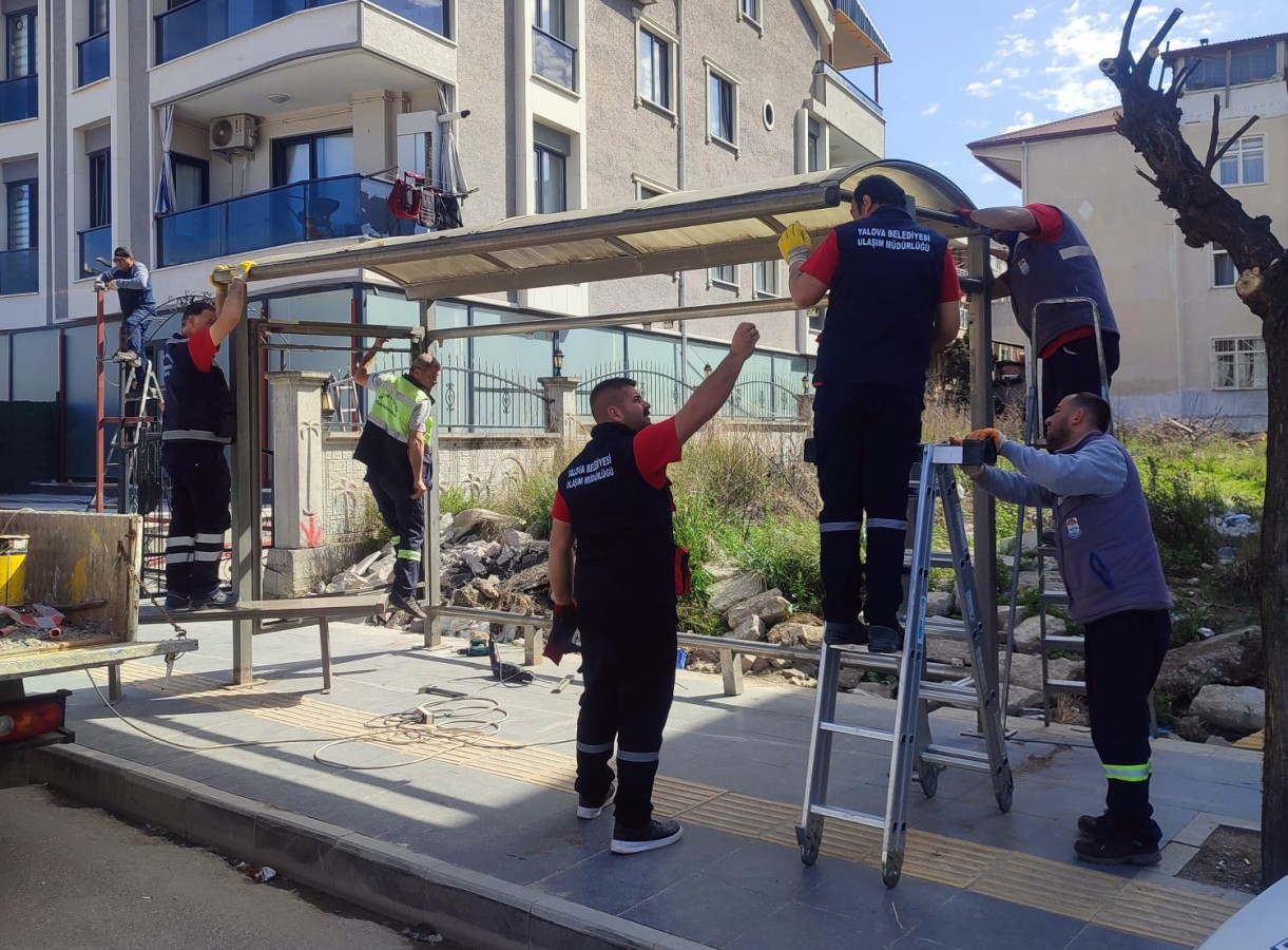 DURAKLARA BAKIM VE ONARIM ÇALIŞMASI YAPILIYOR