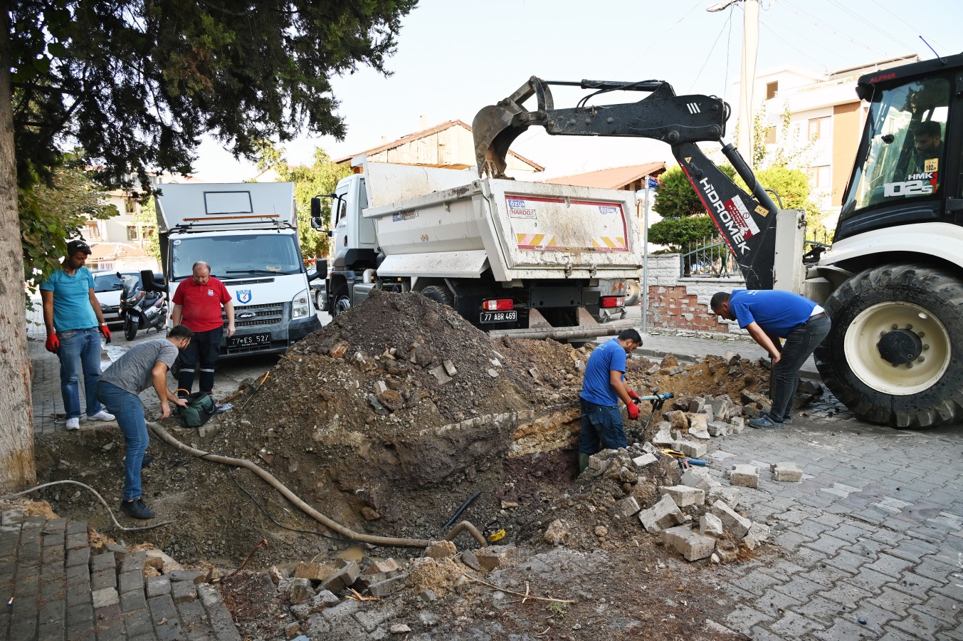 EKİPLERİMİZ SU HATTI TAMİRATI ÇALIŞMALARINI İVEDİLİKLE SÜRDÜRÜYOR