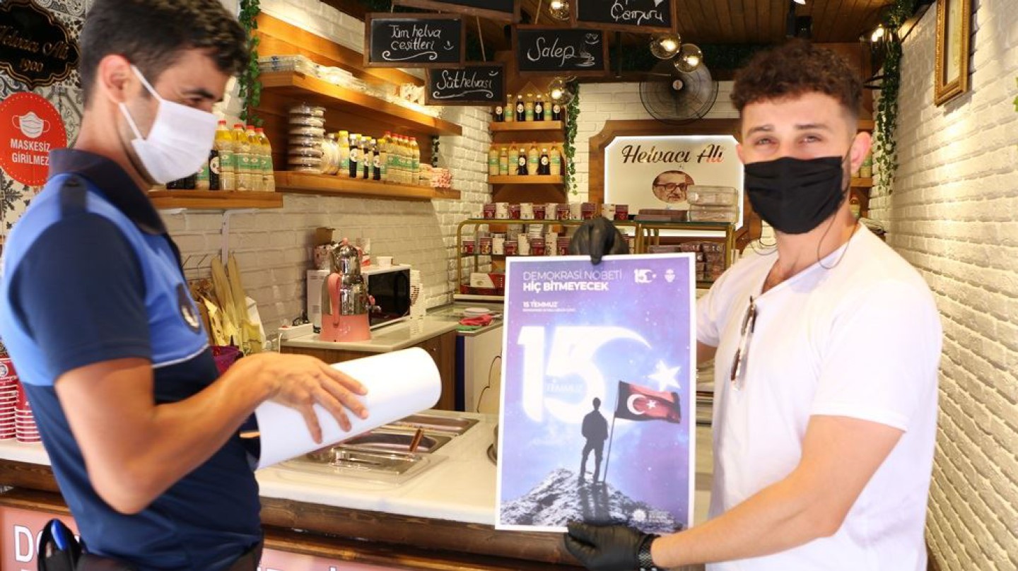 ESNAFLARA 15 TEMMUZ AFİŞLERİ DAĞITILDI