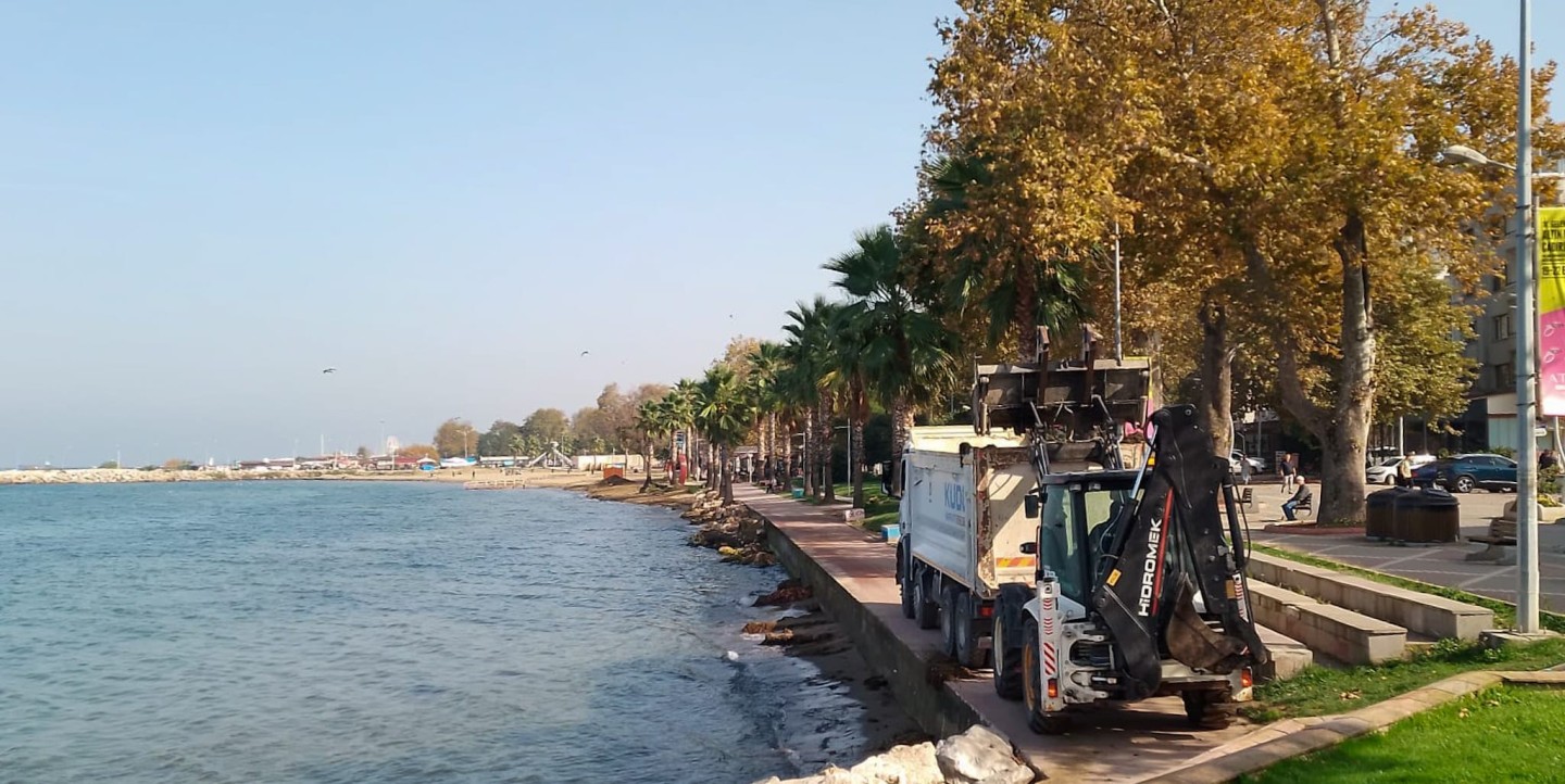 GAZİPAŞA CADDESİ ÇEVRESİNDEKİ YOSUNLAR TEMİZLENDİ