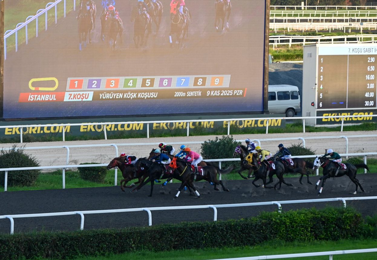 GELENEKSEL ‘YÜRÜYEN KÖŞK KOŞUSU’NUN 9’UNCUSU GERÇEKLEŞTİ