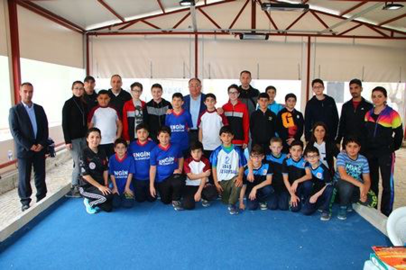 GENÇ OYUNCULARA ÇAT KAPI ZİYARET