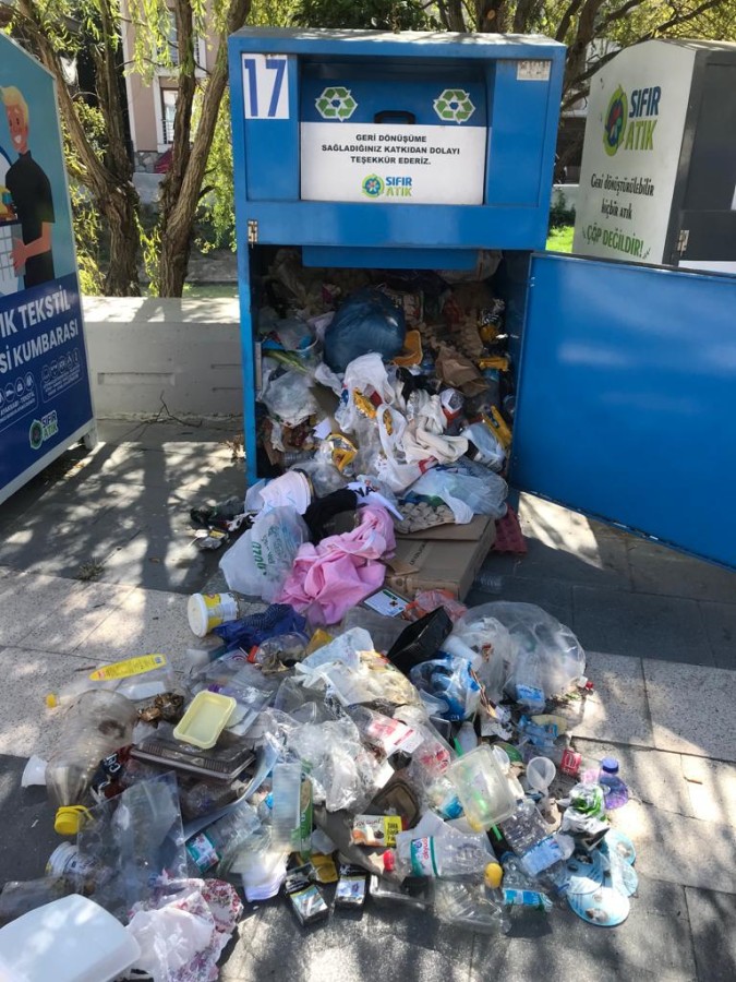 GERİ DÖNÜŞÜM KUTULARI ÇÖP KONTEYNERİ DEĞİLİDİR!