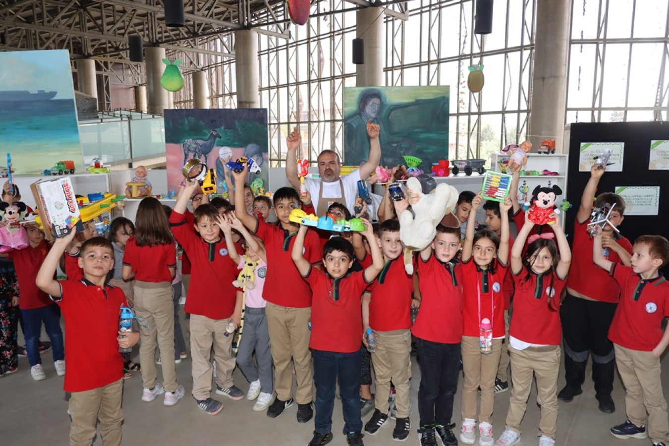 GERİ DÖNÜŞÜMDEN ELDE EDİLEN 10 BİN OYUNCAK DAĞITILDI