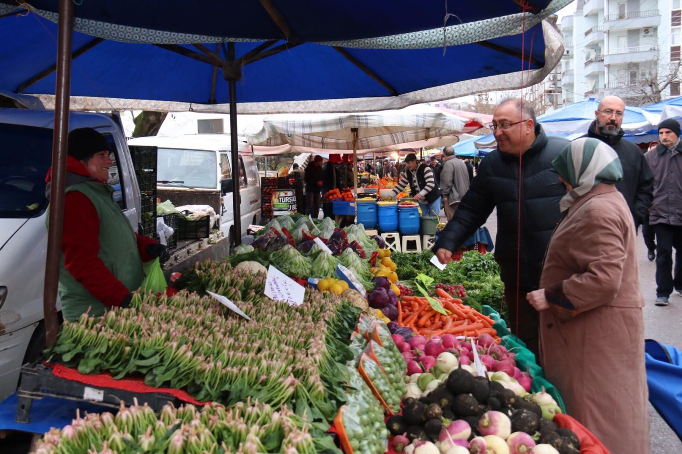 GOP MAHALLE PAZARINDAN BAŞKAN SALMAN’A SEVGİ SELİ