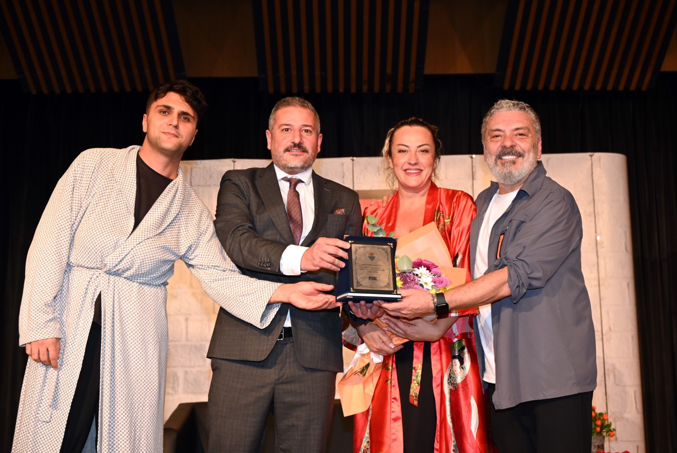 GÜLDÜREN CAZİBE YALOVA'DA SAHNE ALDI