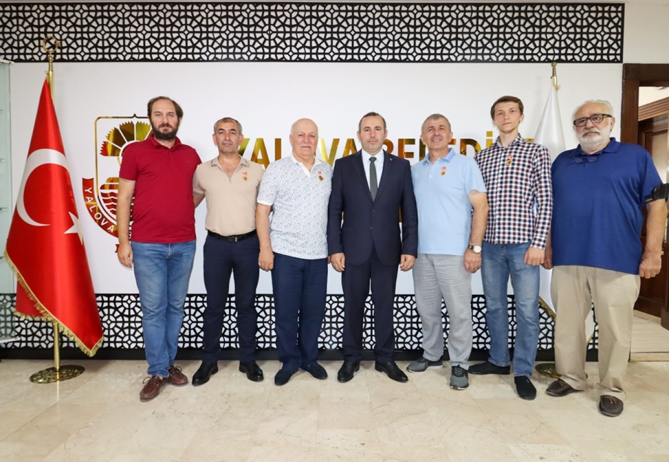 HALK SANATÇISI ÜNVANI MADALYALARINI BAŞKAN VEKİLİ TUTUK TAKTI