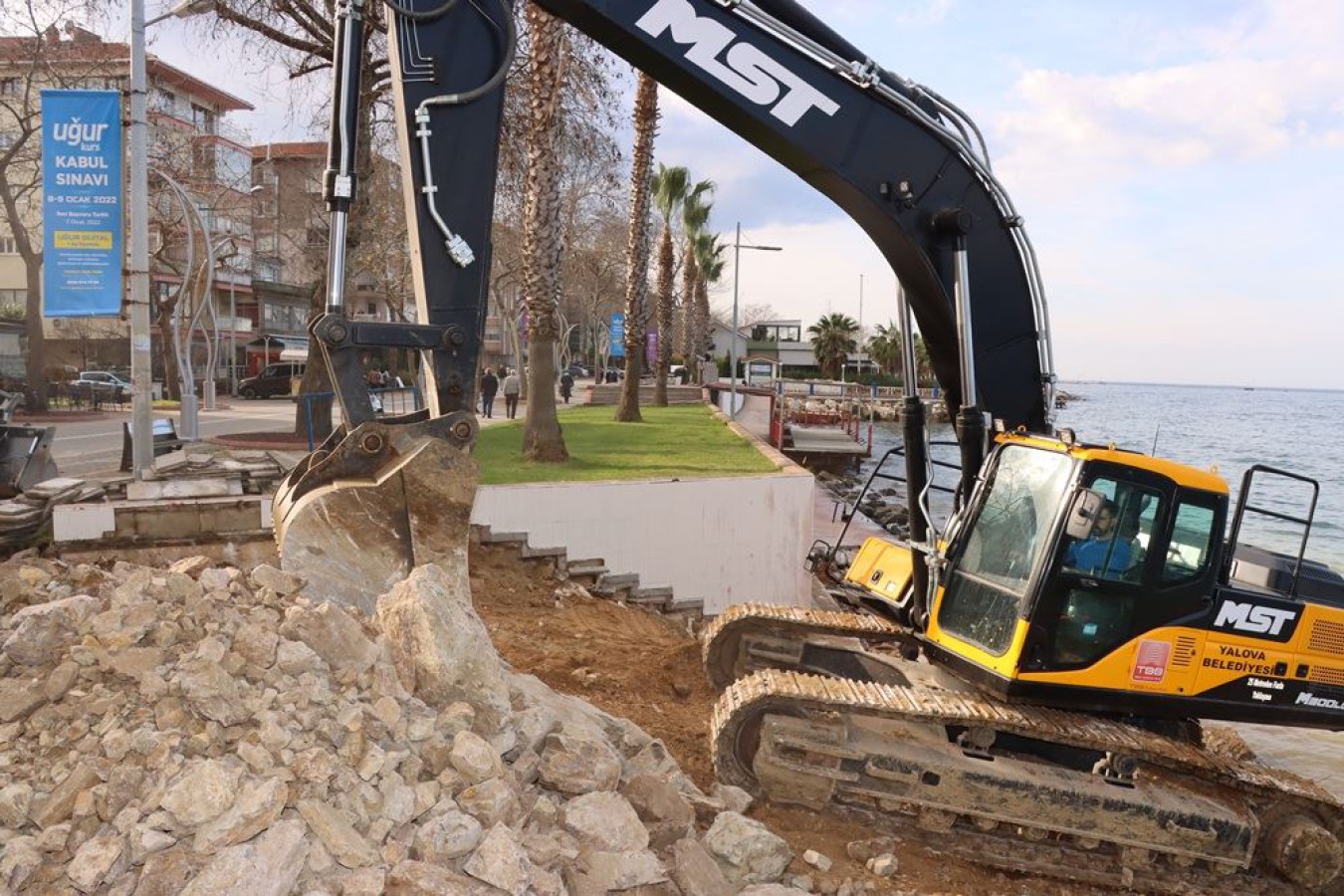 HASAR GÖREN YERLER ONARILIYOR