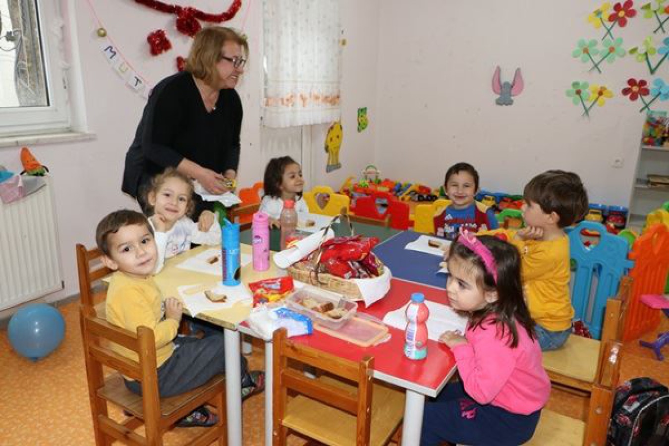 HEM KURS GÖRÜYORLAR HEM ÇOCUKLARINI GÜVENLİ ORTAMA BIRAKIYORLAR