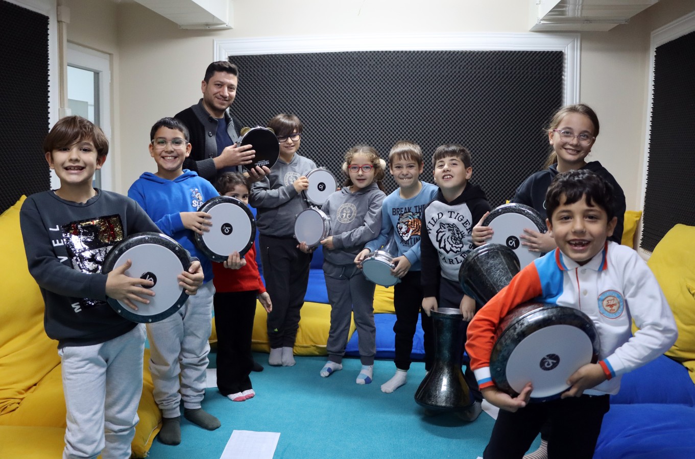 HEM MÜZİKLE TANIŞIYOR HEM DE RİTİM DUYGUSUNU GELİŞTİRİYORLAR