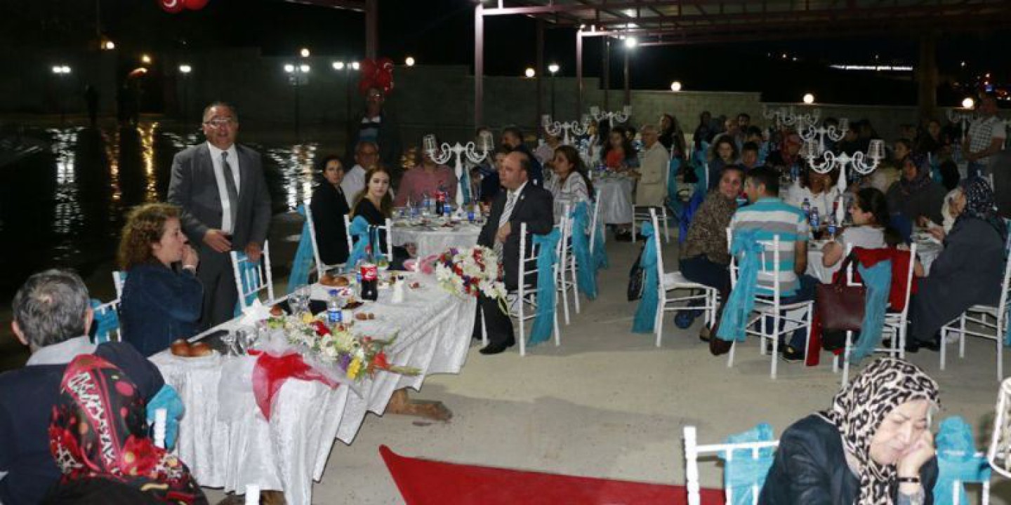 İFTARDA ŞEHİT AİLELERİYLE BULUŞTU