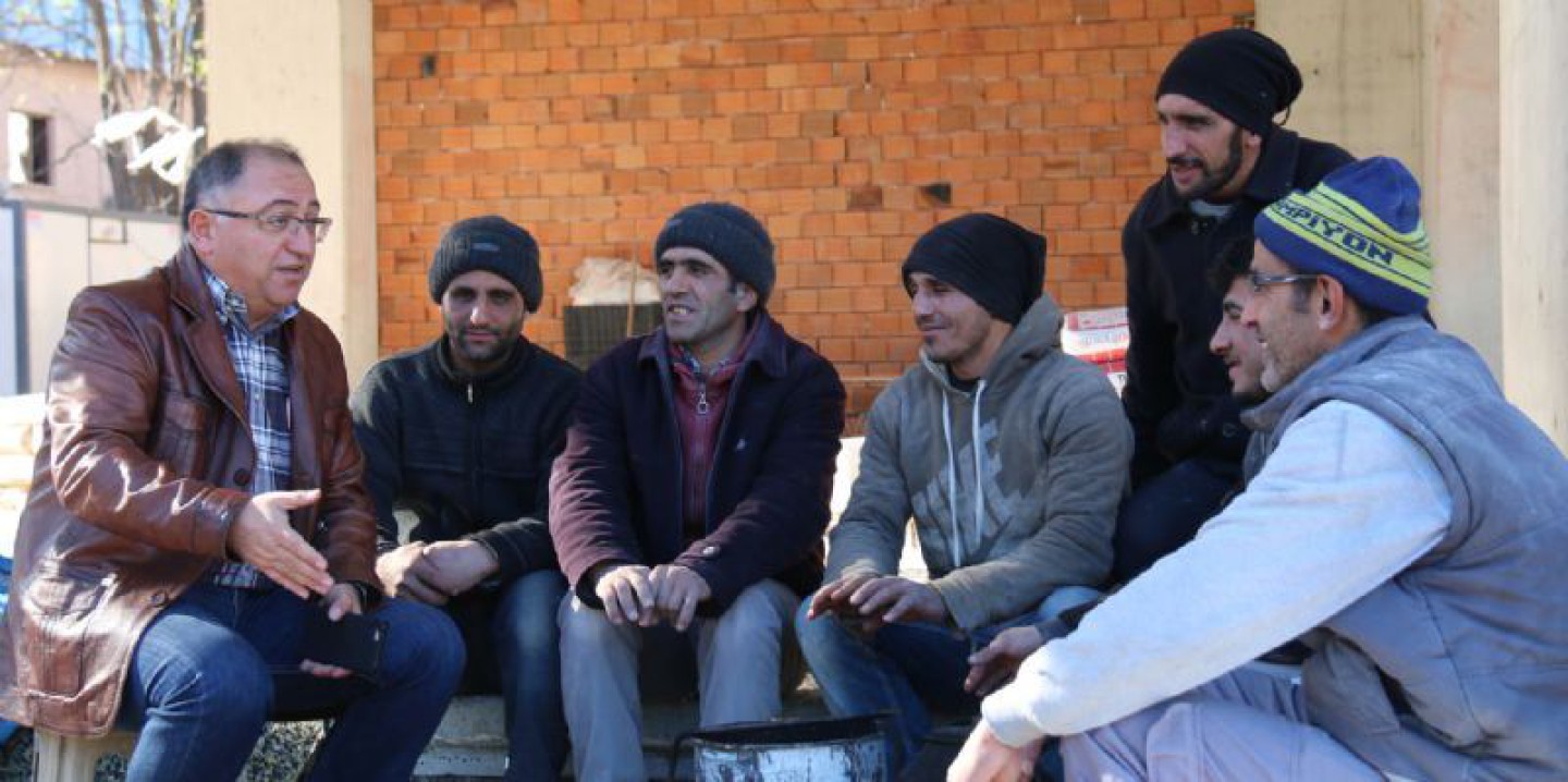 İNŞAAT İŞÇİLERİNE MİSAFİR OLDU