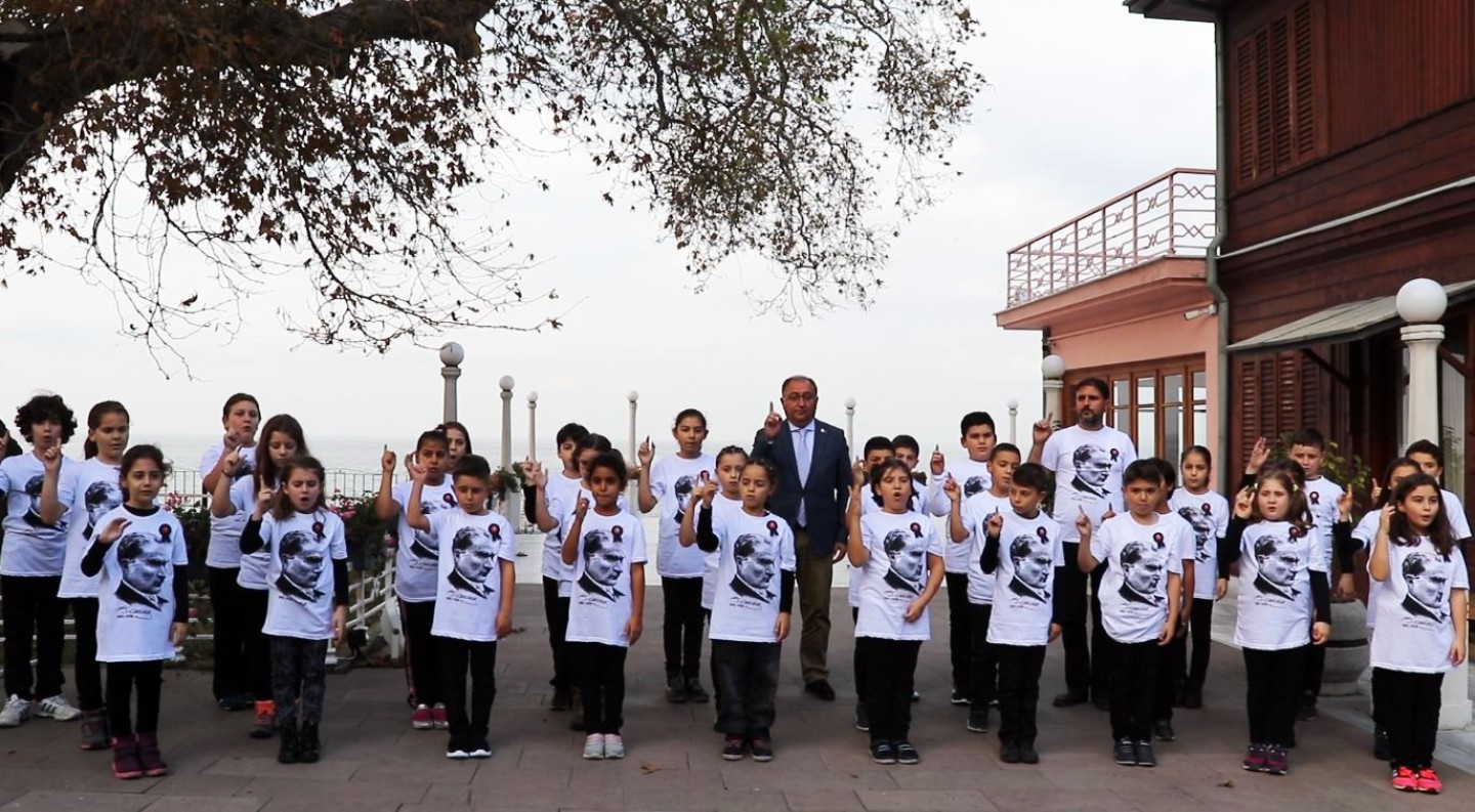 İŞARET DİLİYLE 10 KASIM MARŞINI OKUDULAR