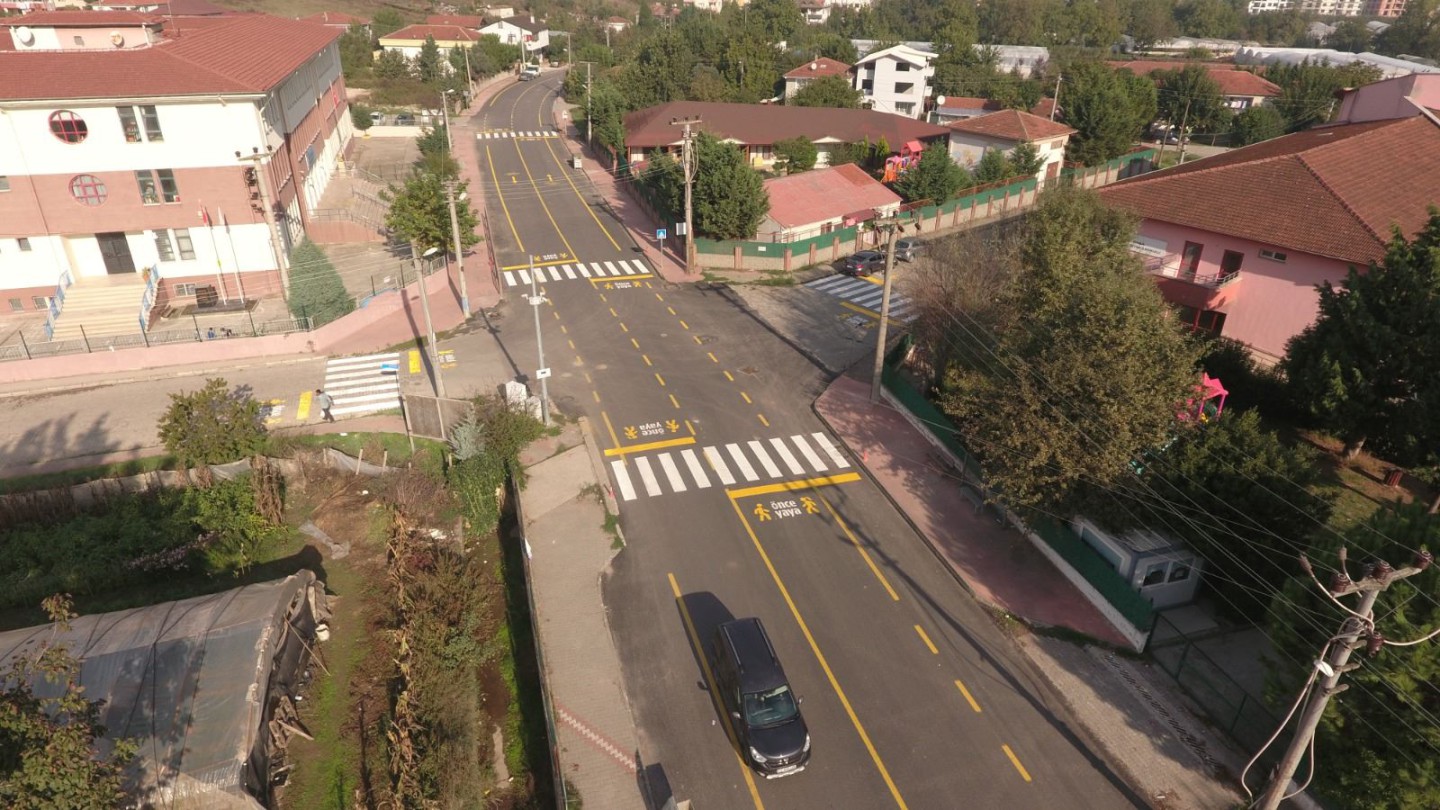 İSMETPAŞA MAHALLESİ’NDEKİ 18 YILLIK ASFALT SORUNU ÇÖZÜLDÜ