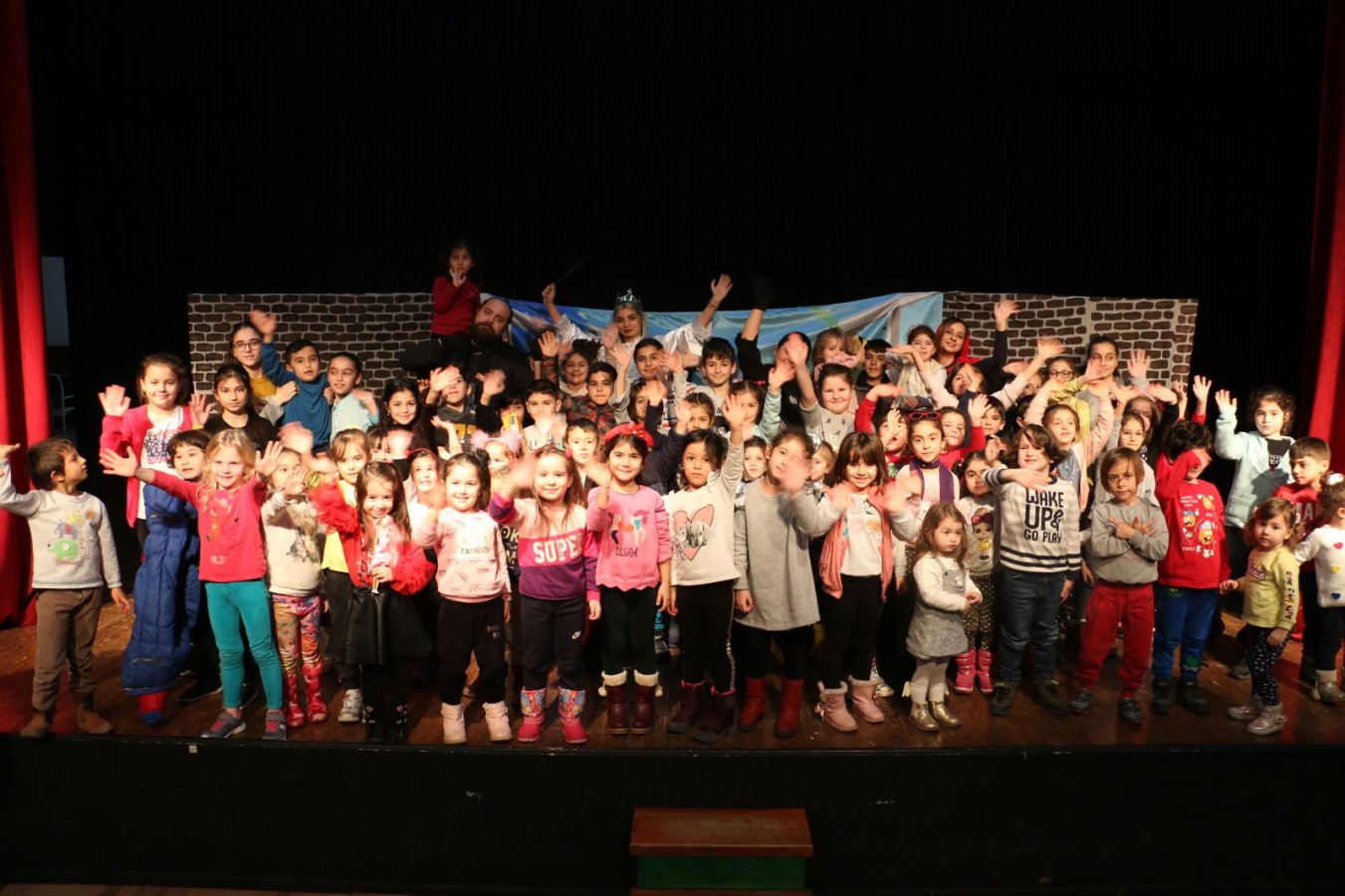 “KIRMIZI BAŞLIKLI KIZ KÖTÜLERE KARŞI” ADLI TİYATRO OYUNU ÇOCUKLARIMIZLA BULUŞTU