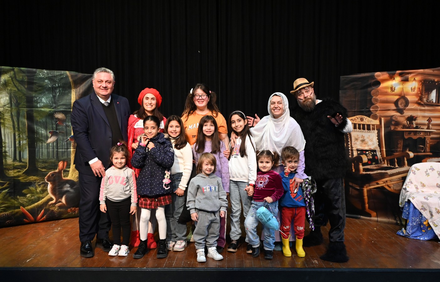 ‘KIRMIZI BAŞLIKLI KIZ’ MÜZİKALİNE ÇOCUKLAR BAYILDI