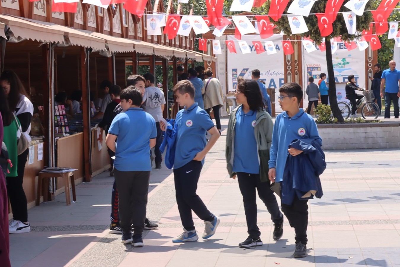 KİTAP FUARINA ÖĞRENCİLER YOĞUN İLGİ GÖSTERİYOR