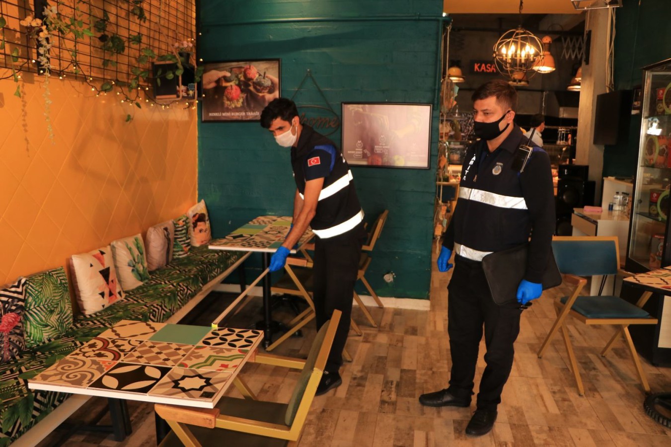 KONTROLLÜ SOSYAL HAYATA GEÇİŞTE ZABITA DENETİMLERİNİ SÜRDÜRDÜ