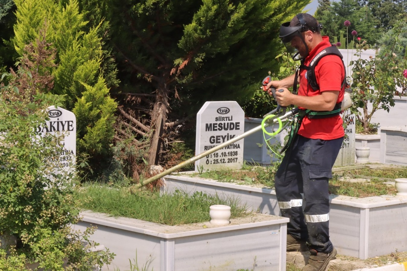 KURBAN BAYRAMI ÖNCESİ MEZARLIKLARDA HUMMALI ÇALIŞMA BAŞLATILDI