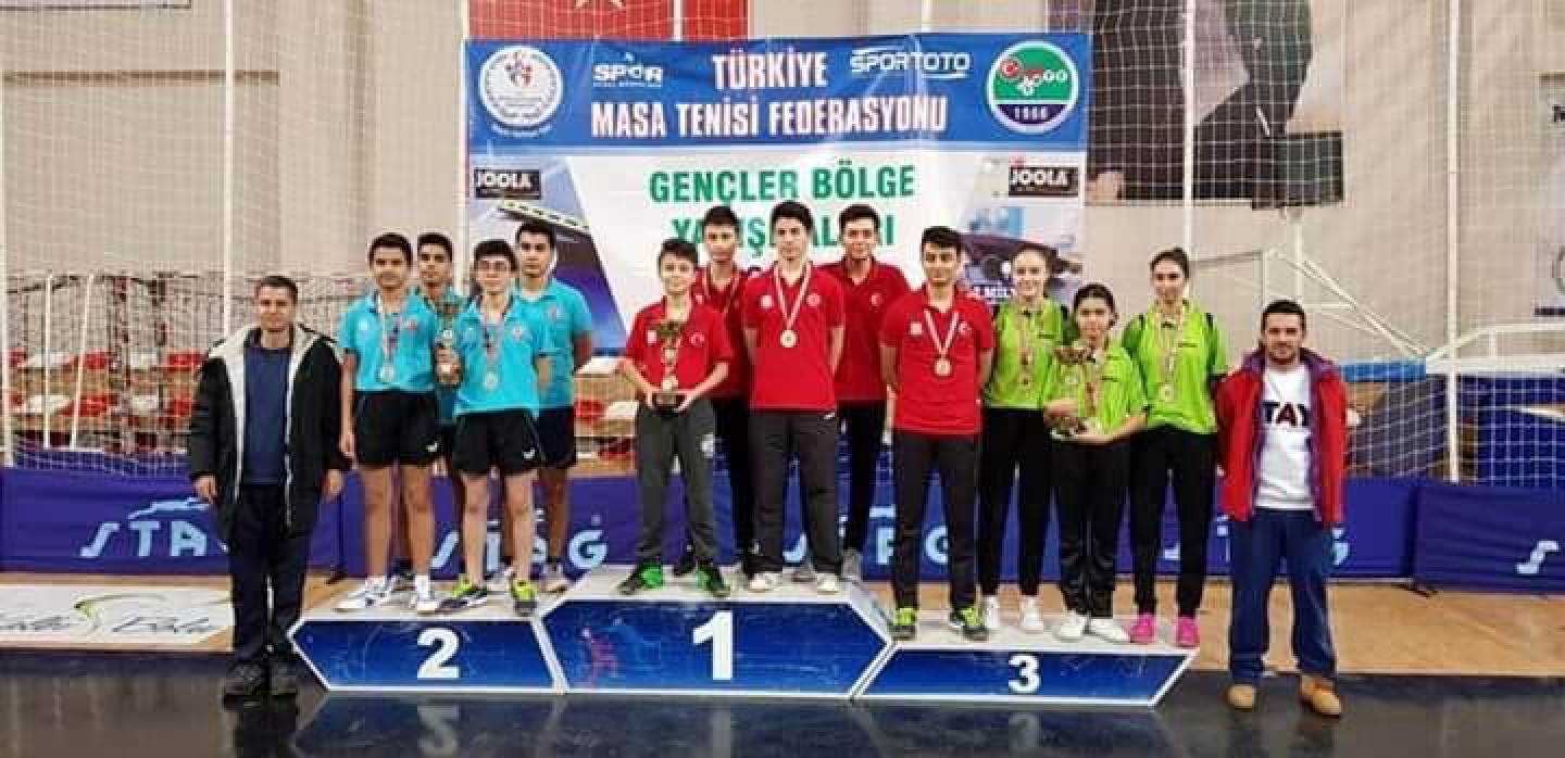 MASA TENİSÇİLERİ BAŞARIYA DOYMUYOR