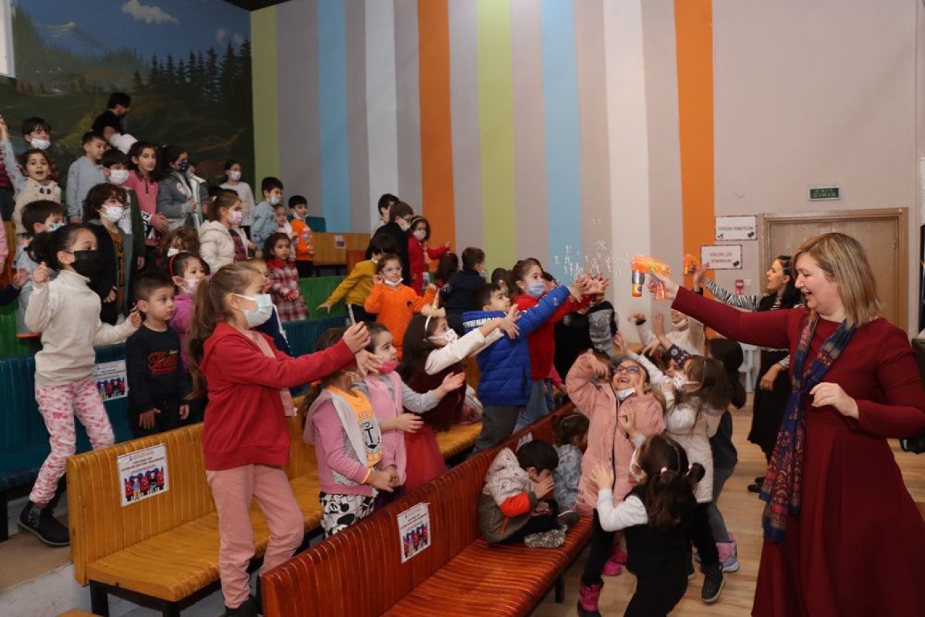 MASAL DİNLEDİLER ŞARKILAR SÖYLEDİLER