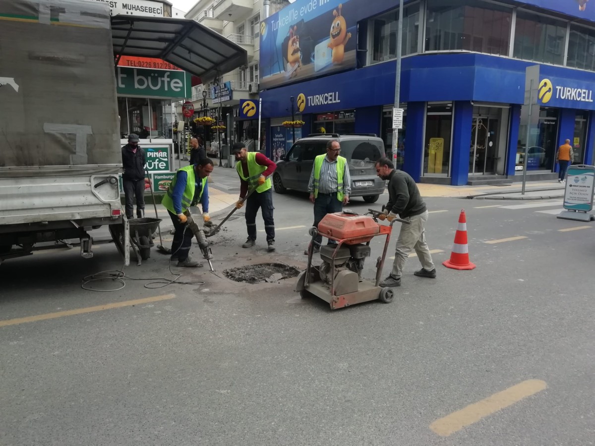 MAZGALLAR VE RÖGAR KAPAKLARI ASFALT SEVİYESİNE GETİRİLİYOR