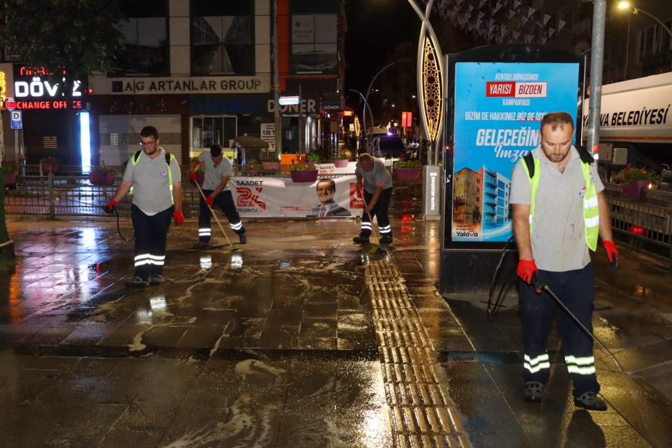 MERKEZ CADDELERE KAPSAMLI TEMİZLİK ÇALIŞMASI