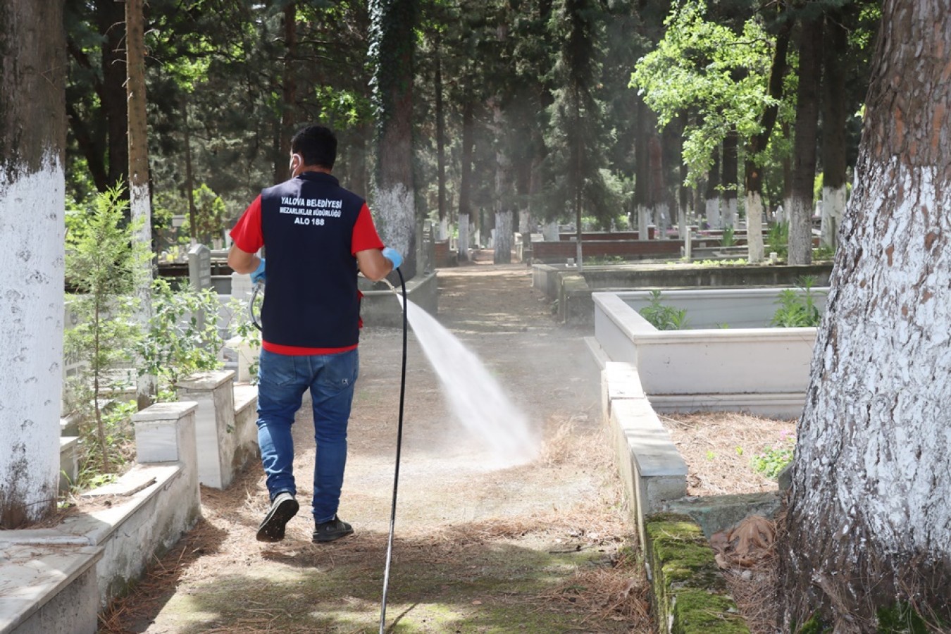 MEZARLIKLAR DETAYLI BİR ŞEKİLDE YIKANIYOR