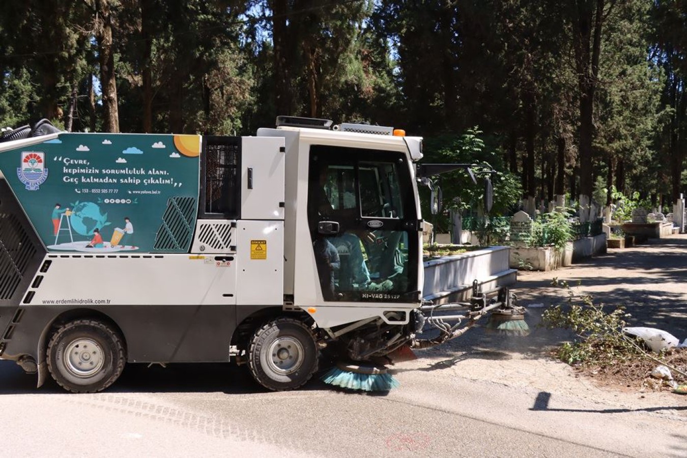MEZARLIKLARDA KAPSAMLI TEMİZLİK İŞLEMİ YAPILDI