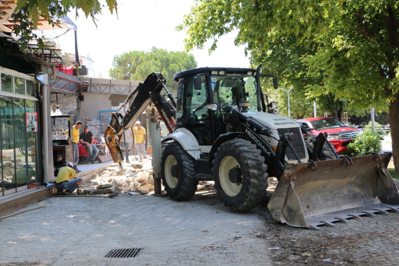 MİHENK SOKAKTA AÇIK VE KAPALI ÇIKMALAR SÖKÜLDÜ