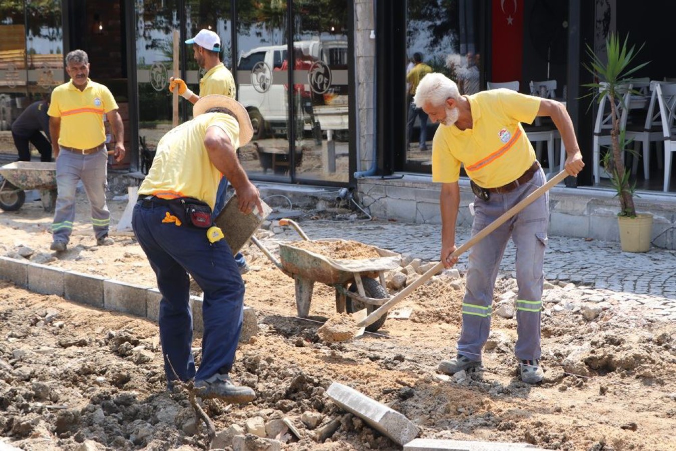 MİHENK SOKAKTA DÜZENLEME VE PEYZAJ ÇALIŞMALARINA BAŞLANDI