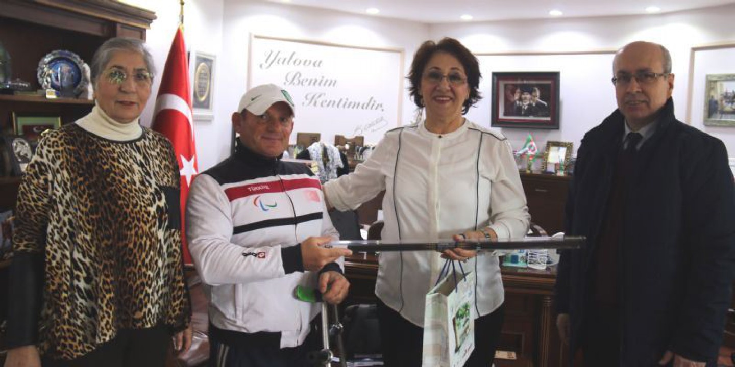 Milli Sporcuya Ok Takımı Hediye Etti