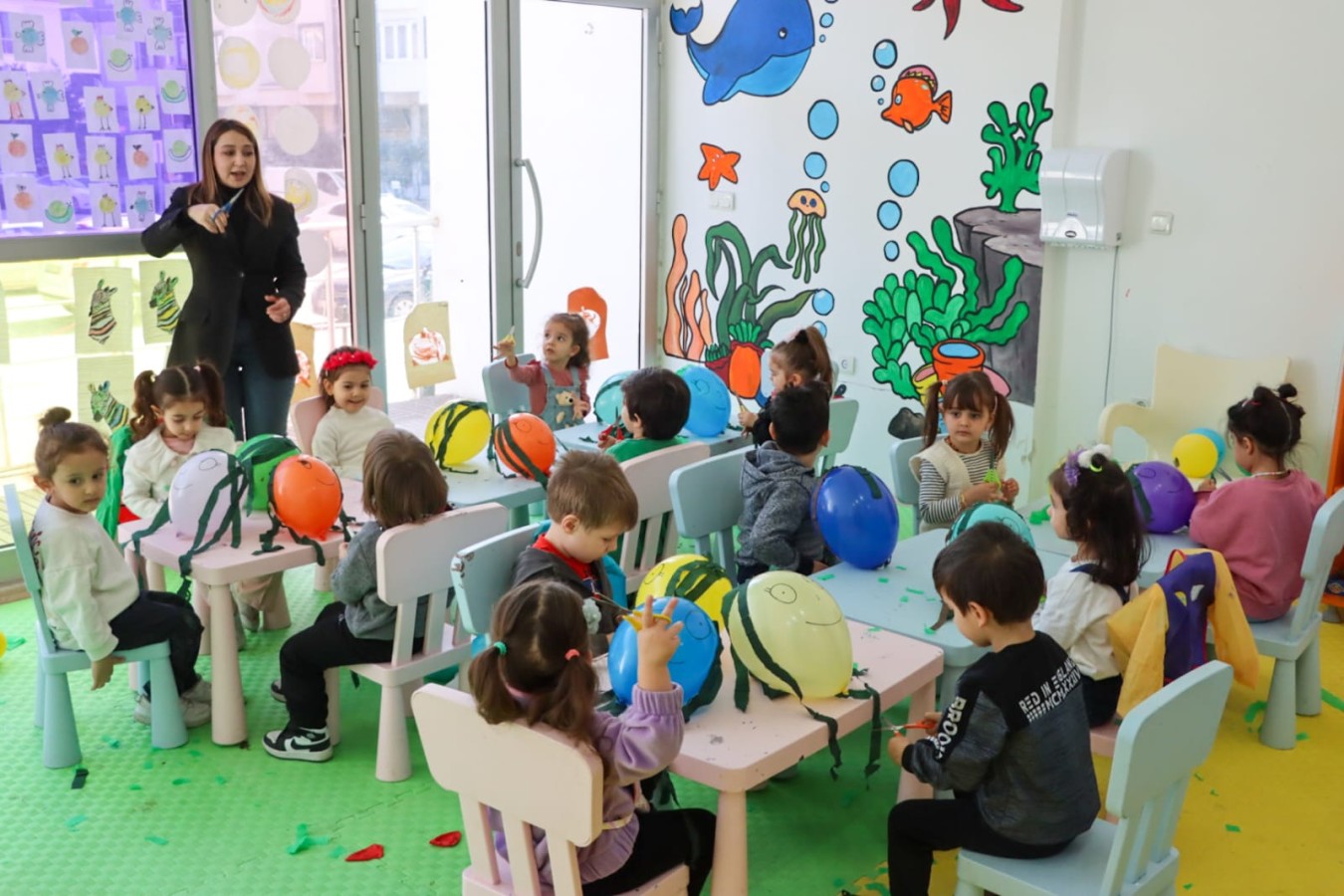 MİNİK ELLER MAKAS TUTMAYI ÖĞRENİYOR