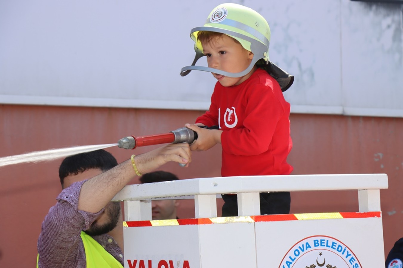 MİNİKLER 23 NİSAN’DA İTFAİYECİ SERTİFİKALARINI ALDI