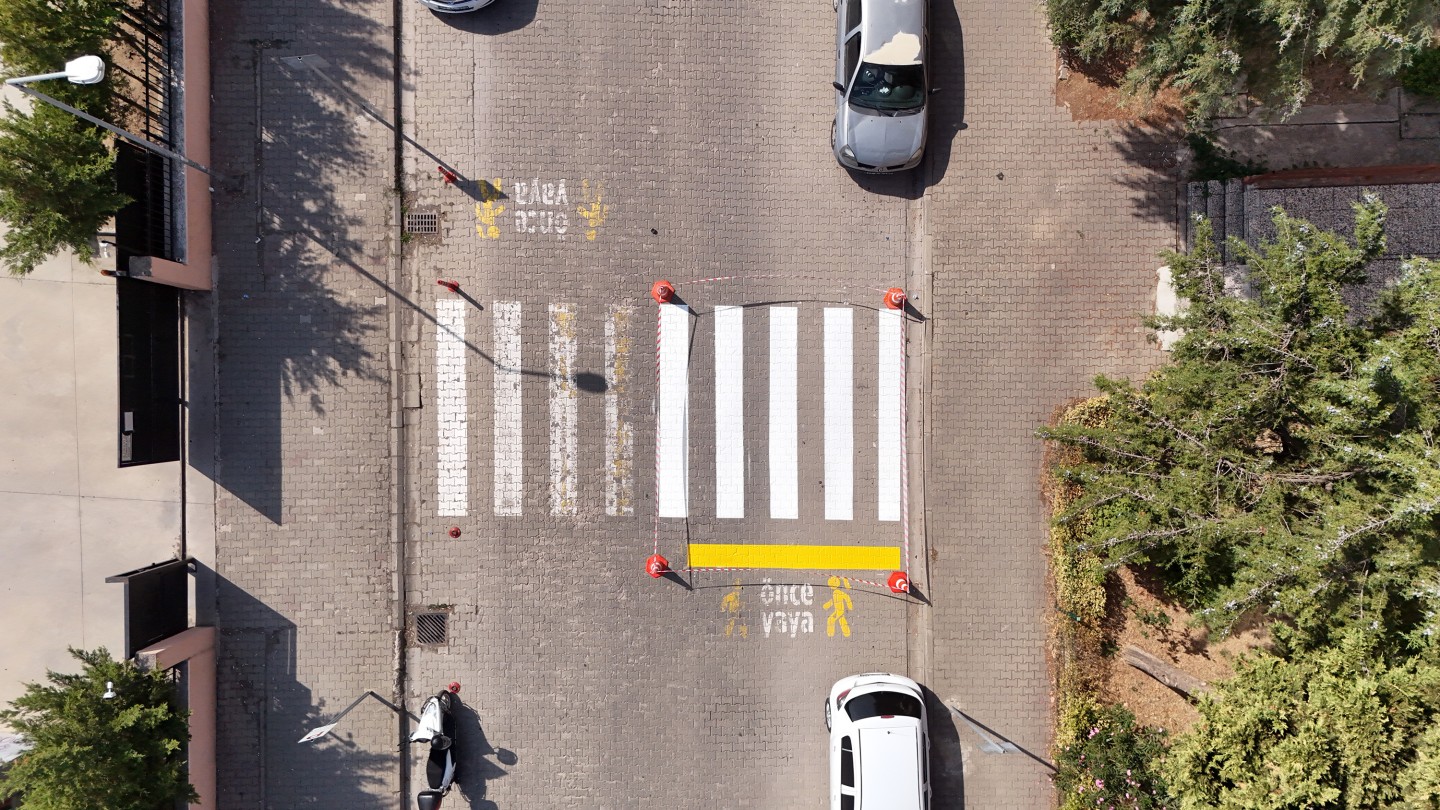 OKULLARIN ETRAFINDAKİ YAYA YOL ÇİZGİLERİ YENİLENİYOR