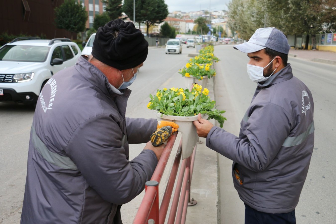 ORTA REFÜJLER MEVSİMLİK ÇİÇEKLERLE RENKLENDİ