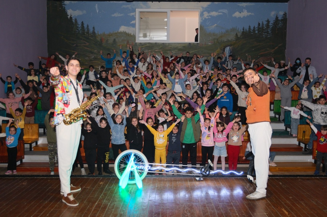 ÖZEL SİRK GÖSTERİSİ BÜYÜK BEĞENİ TOPLADI