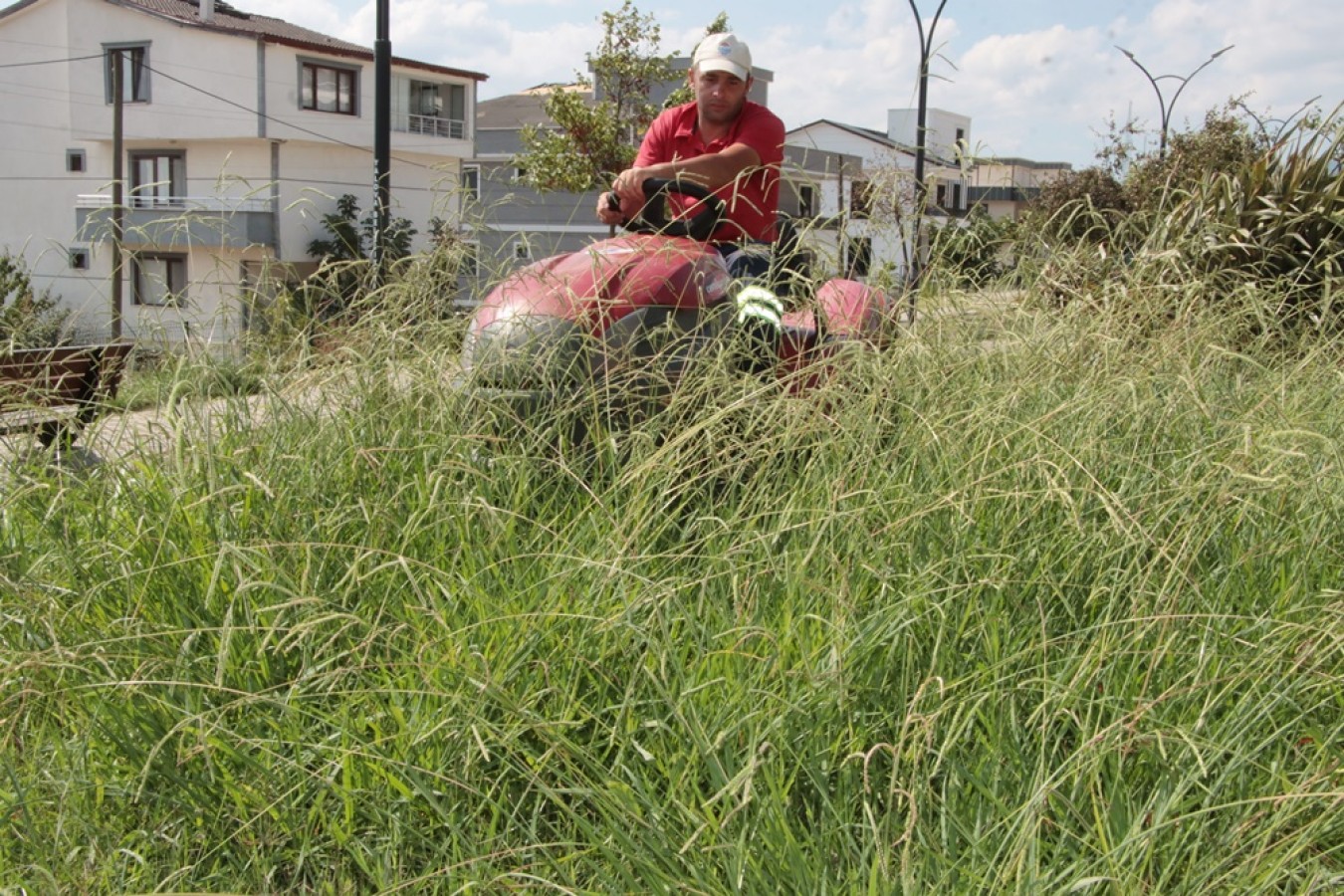 PARK VE BAHÇELERİN BAKIMLARI DEVAM EDİYOR