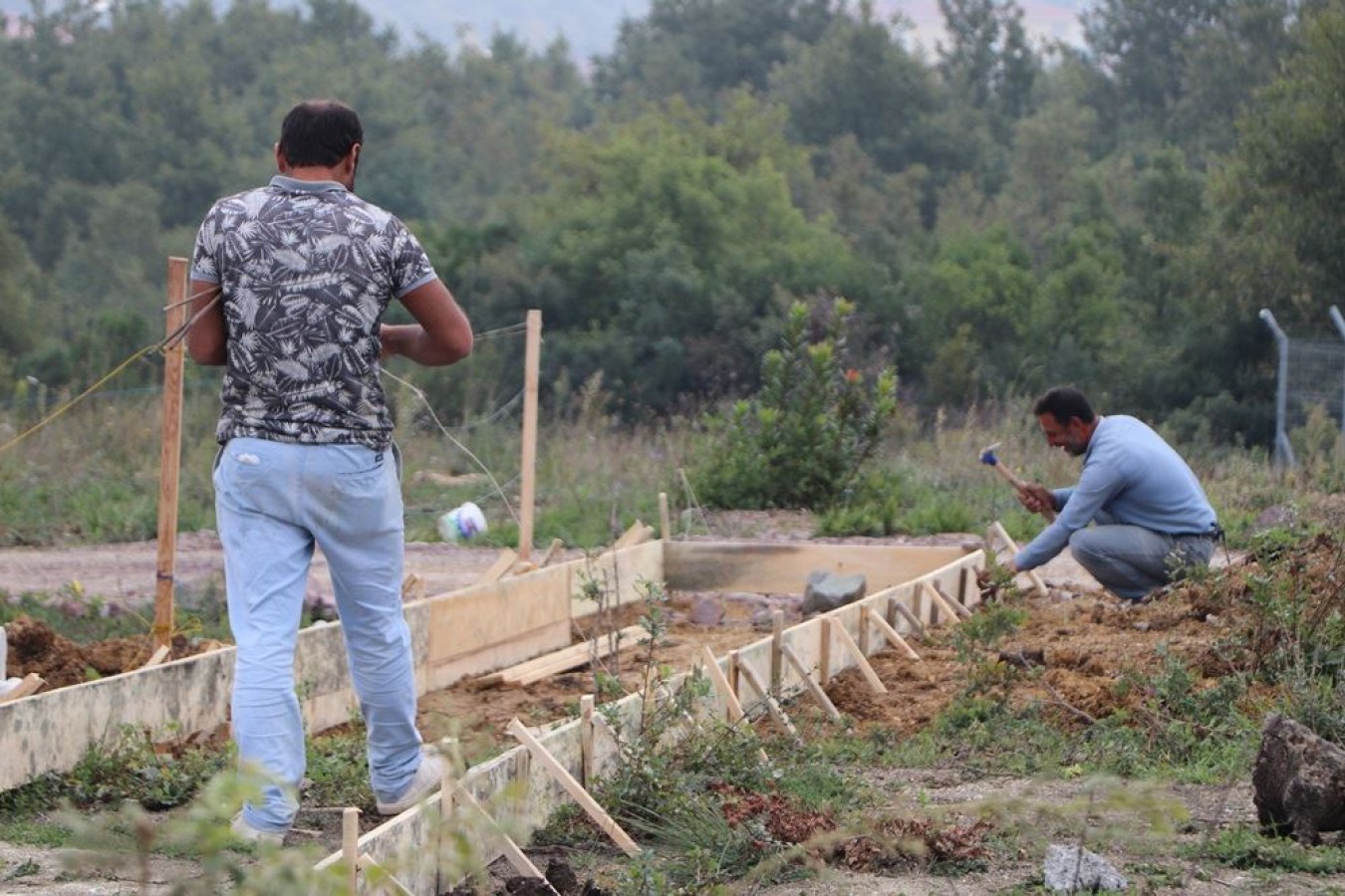 PAŞAKENT MEZARLIĞINDA ANA VE ARA YOLLAR DÜZENLENİYOR