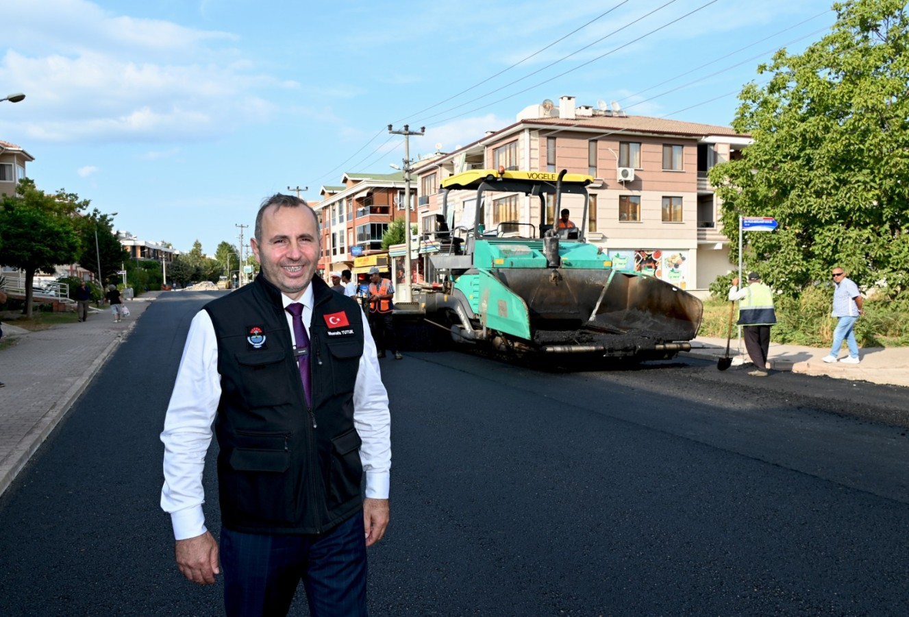 RAHMİ ÜSTEL CADDESİ ASFALTA KAVUŞUYOR