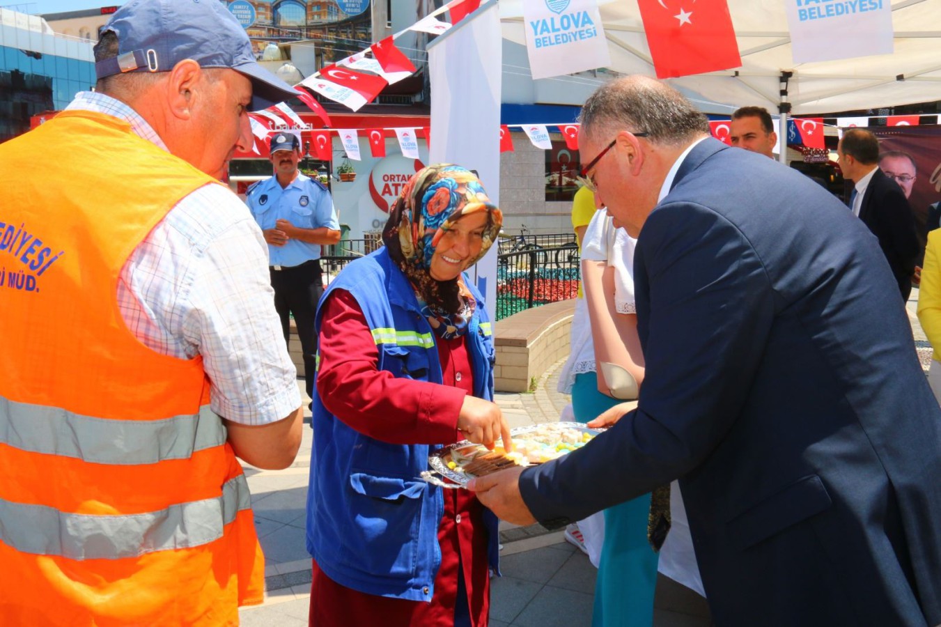 SALMAN BÜYÜK YALOVA AİLESİNİN BAYRAMINI KUTLADI