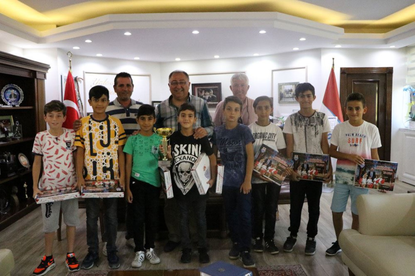 ŞAMPİYON TAKIM BAŞKAN SALMAN’I ZİYARET ETTİ