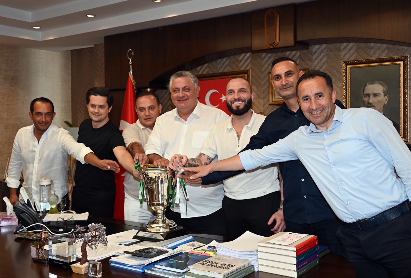 ŞAMPİYON YEŞİL YALOVA FK'DAN BAŞKAN GÜREL'E ZİYARET